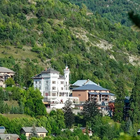 Dans Chateau Des Magnans, Grand 10 Couchages Apartment