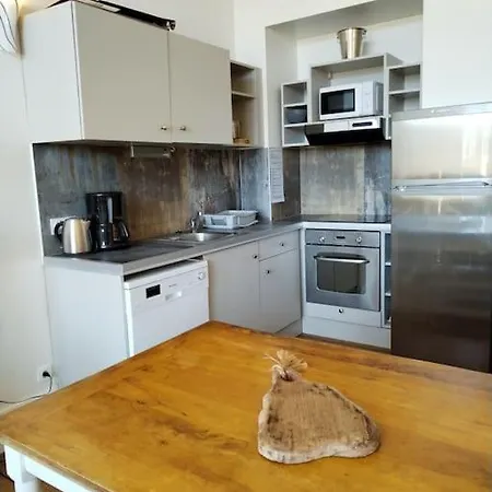 Dans Chateau Des Magnans, Grand 10 Couchages Apartment